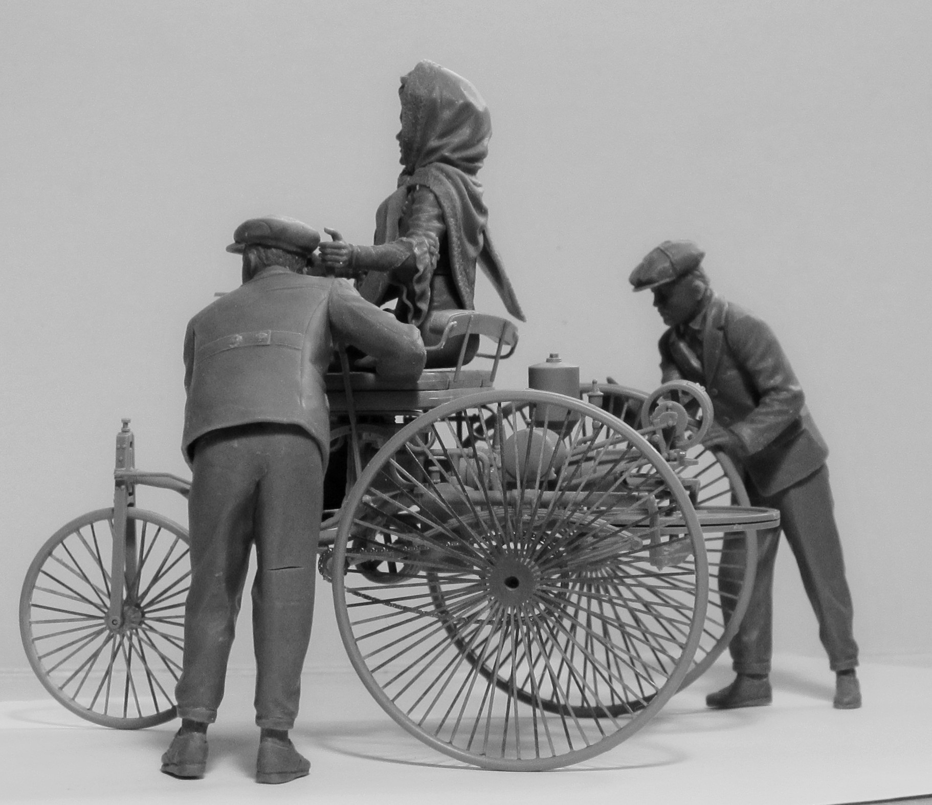 24041 Автомобиль Бенца 1886 г. с фрау Бенц и сыновьями ICM