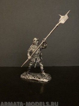 4114ТБ Швейцарец, Боец замахивается алебардой в кирасе, в открытом шлеме